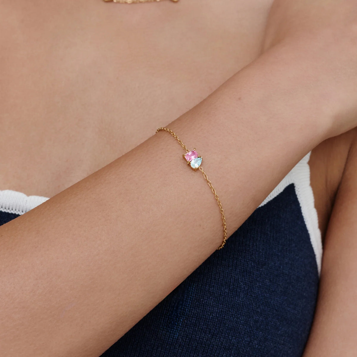 Duo geboortesteen armband om de pols