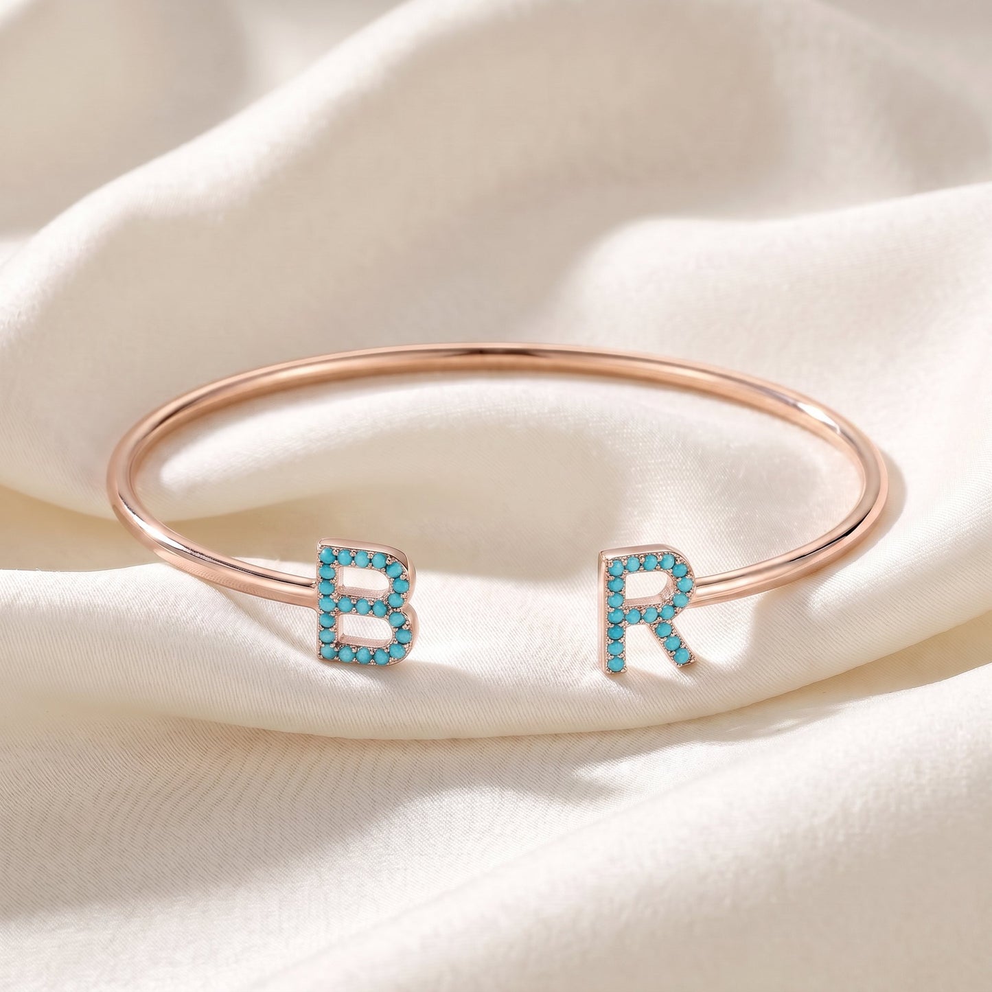 Handgemaakte Initialen Armband met twee letters in roségoud met turquoise steentjes