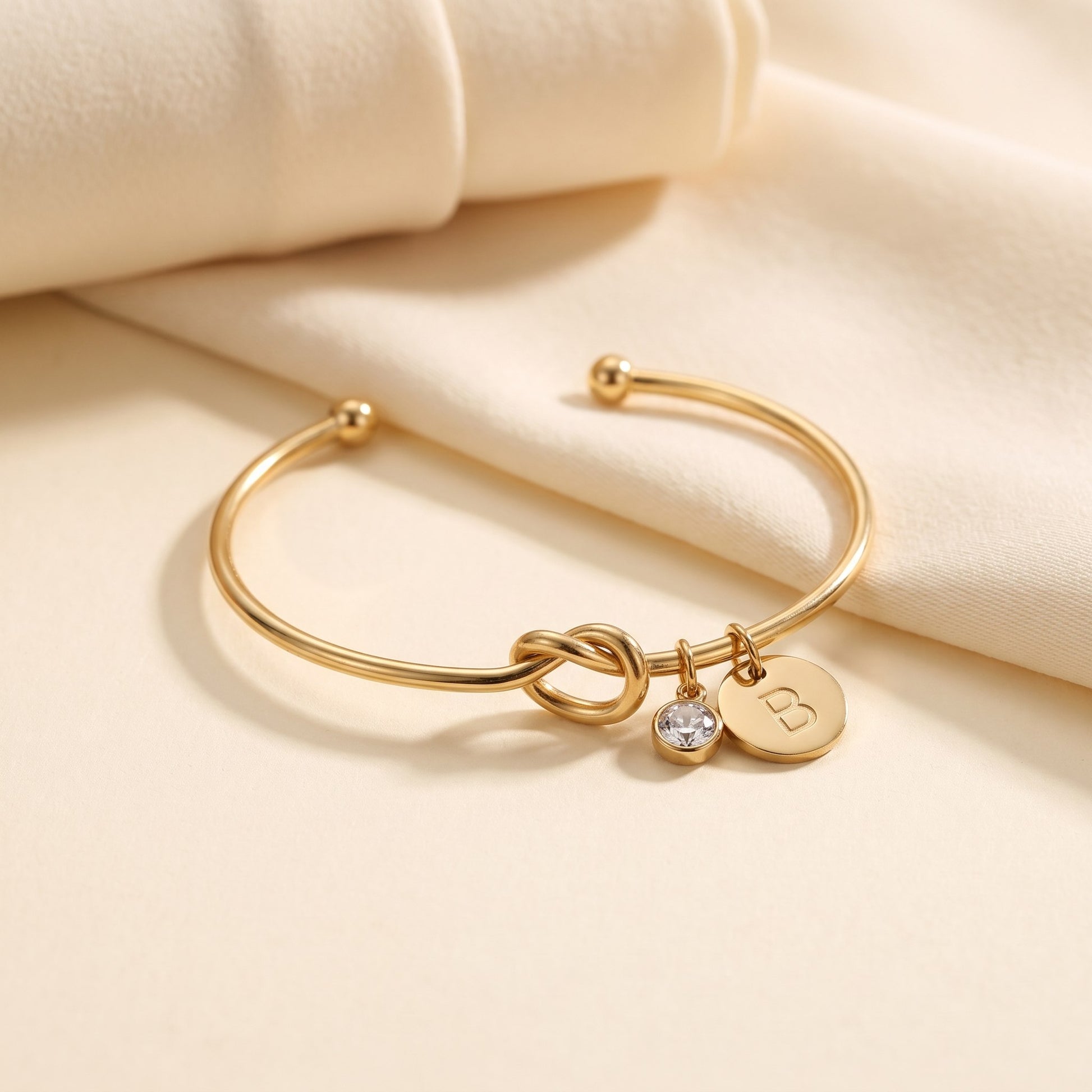 Handgemaakte Initiaal & Geboortesteen Armband in goud met knoop
