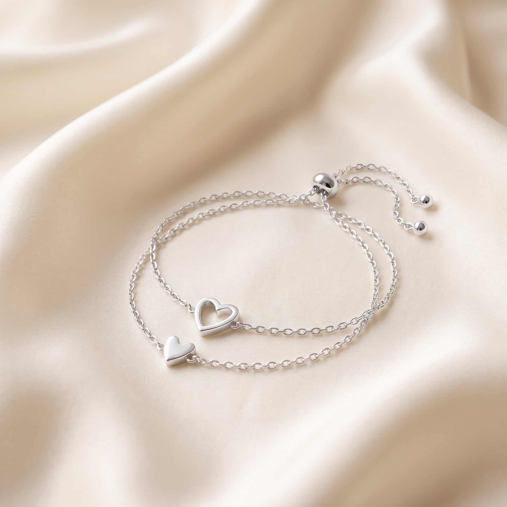 Matching Hearts armbanden set in zilver — open en dicht hartje