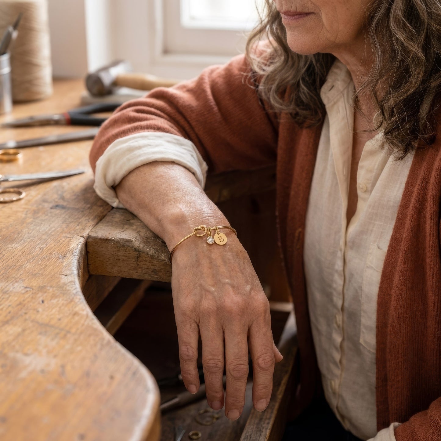 Handgemaakte armband van Bellerou aan de werkbank