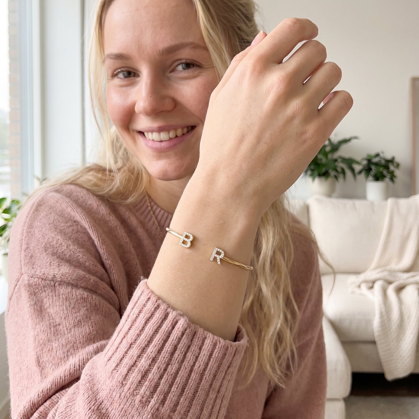 Close-up van de Handgemaakte Initialen Armband om de pols van de dochter