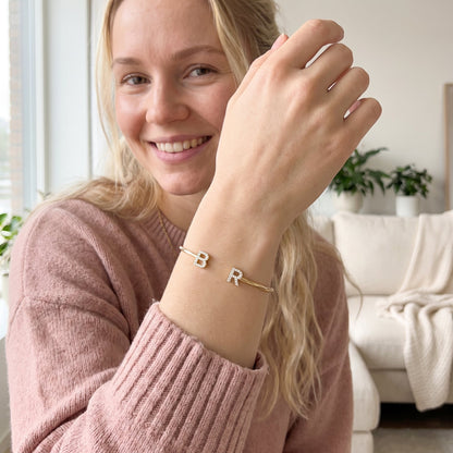 Close-up van de Handgemaakte Initialen Armband om de pols van de dochter