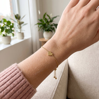 Dochter draagt Matching Hearts armbandje met dicht hartje