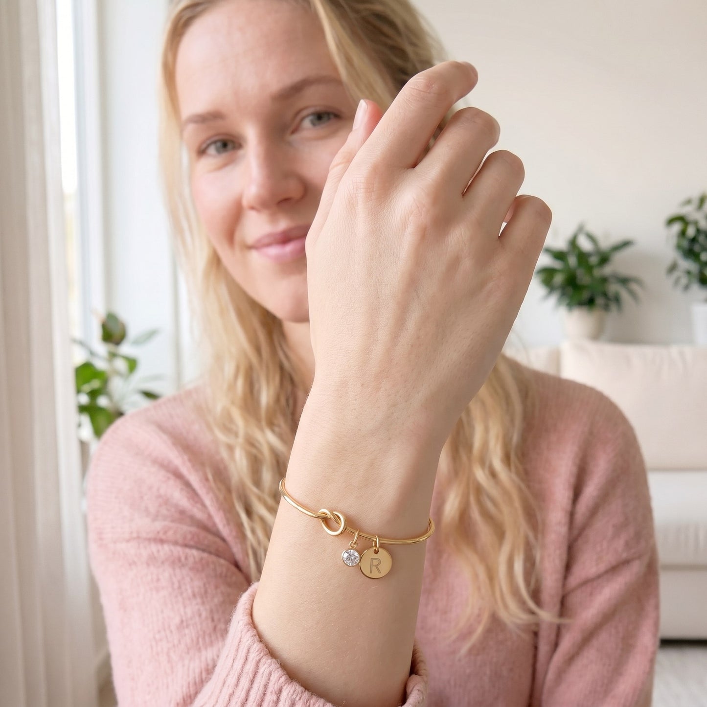 Bellerou initiaal- en geboortesteen armband gedragen