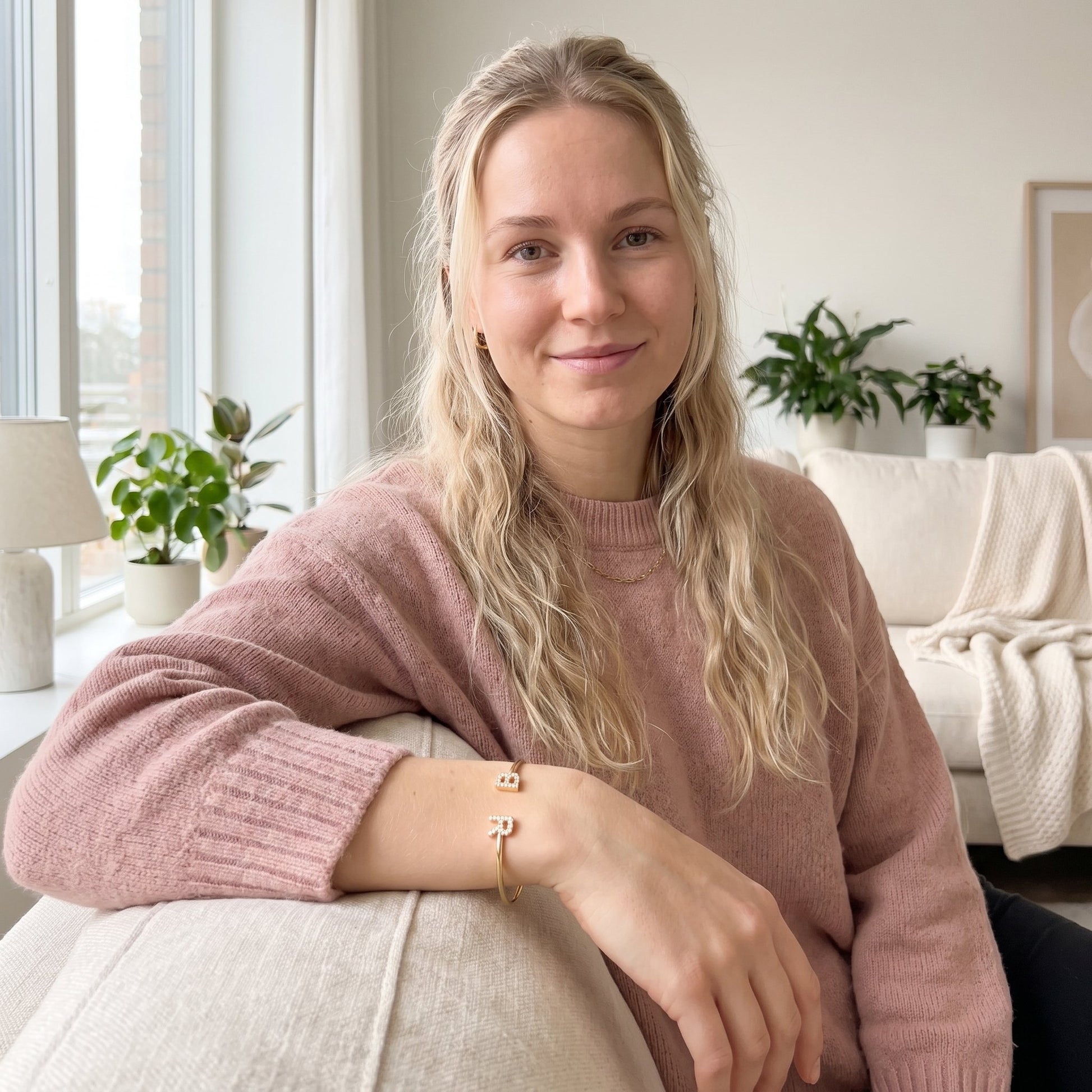 Handgemaakte Initialen Armband gedragen om de pols