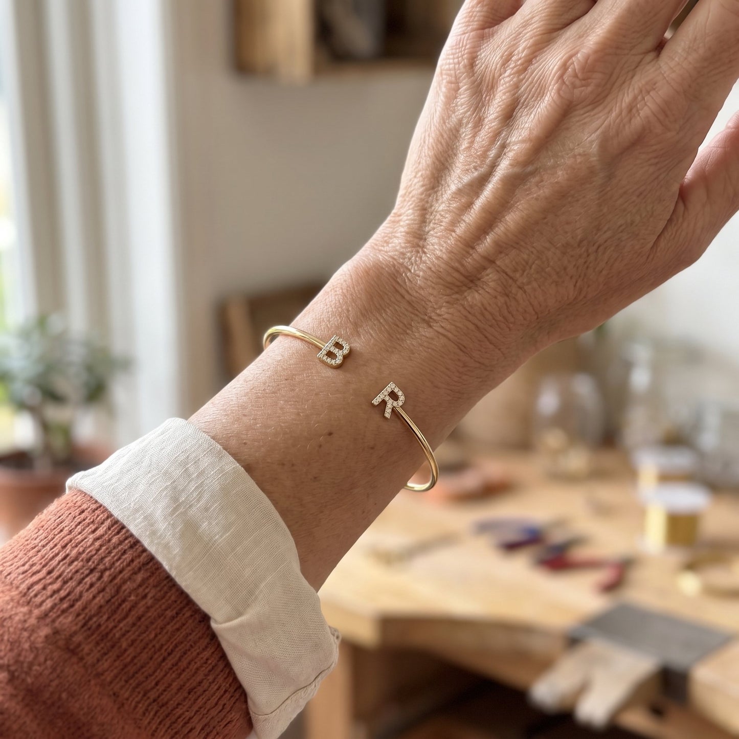 Moeder draagt de Handgemaakte Initialen Armband