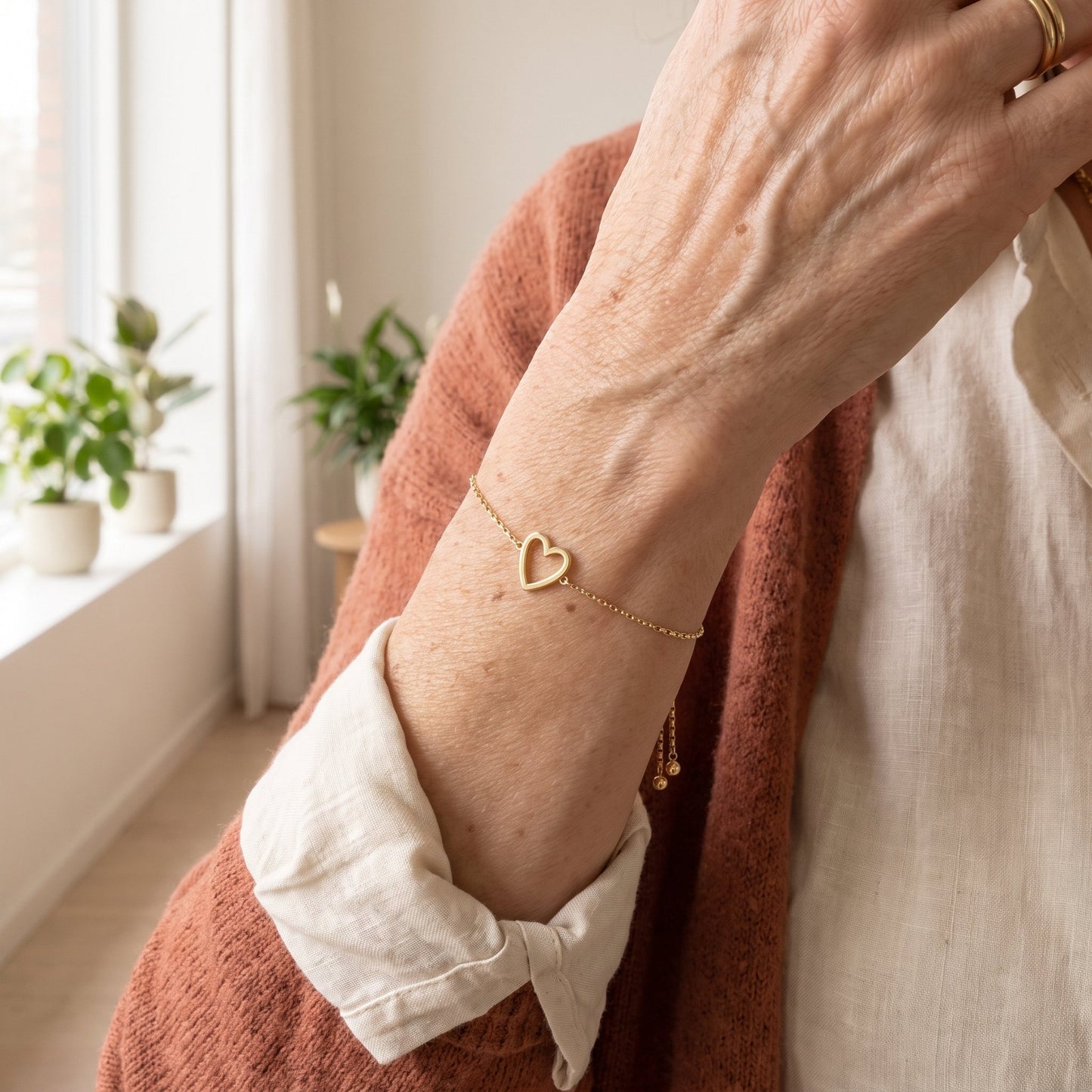 Moeder draagt Matching Hearts armbandje met open hartje