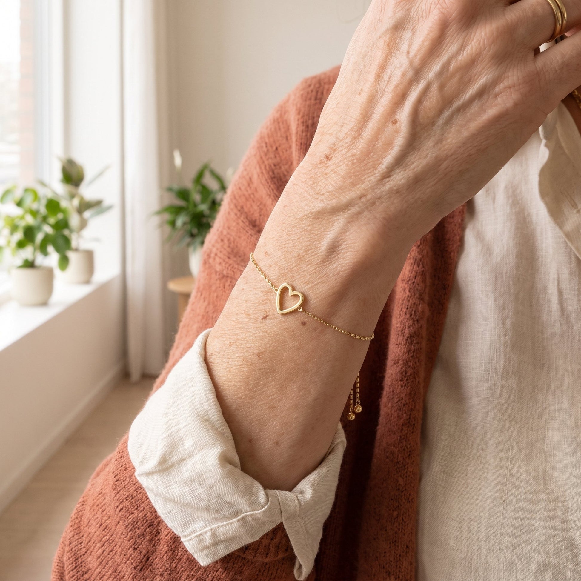 Moeder draagt Matching Hearts armbandje met open hartje