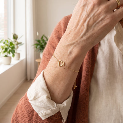 Moeder draagt Matching Hearts armbandje met open hartje