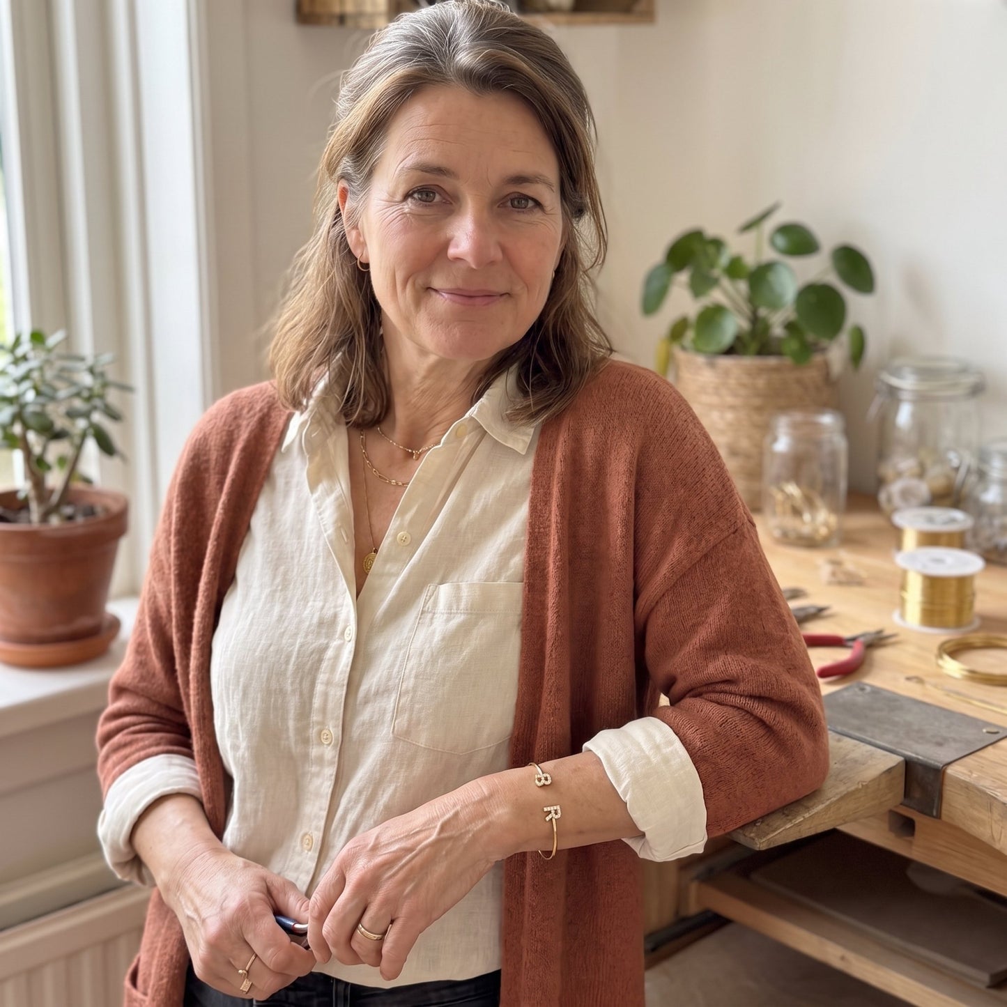 Handgemaakte Initialen Armband om de pols van de moeder