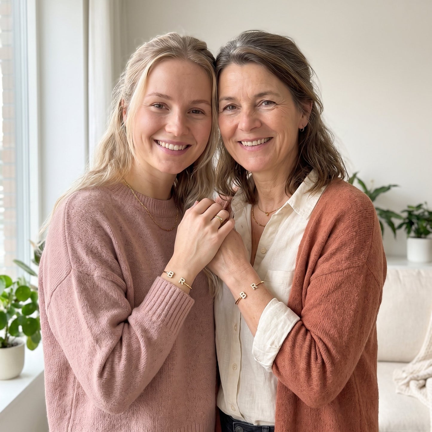 Moeder en dochter dragen samen de Handgemaakte Initialen Armband
