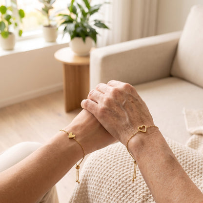 Handen van moeder en dochter met matching hartjes armbandjes