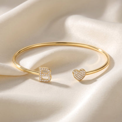 Initialen armband in goud met initiaal en hartje