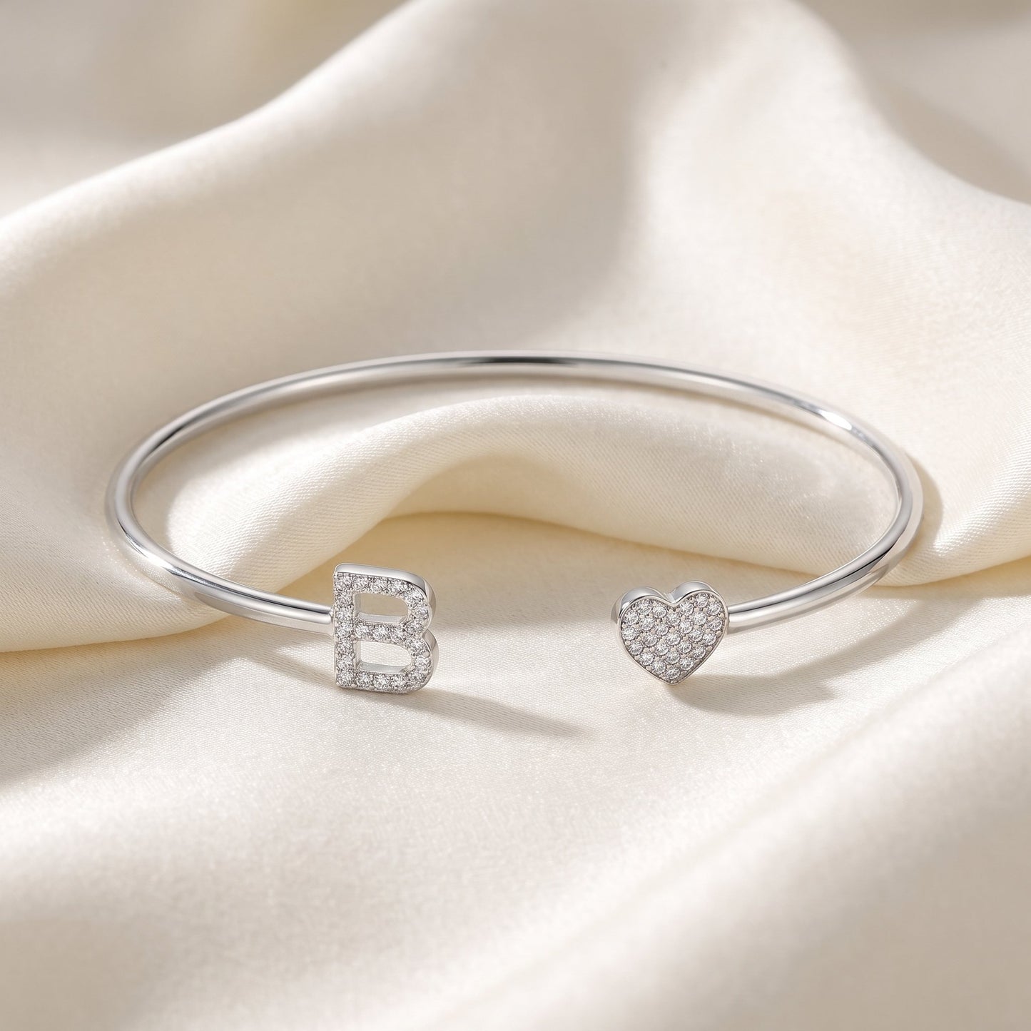 Initialen armband in zilver met initiaal en hartje