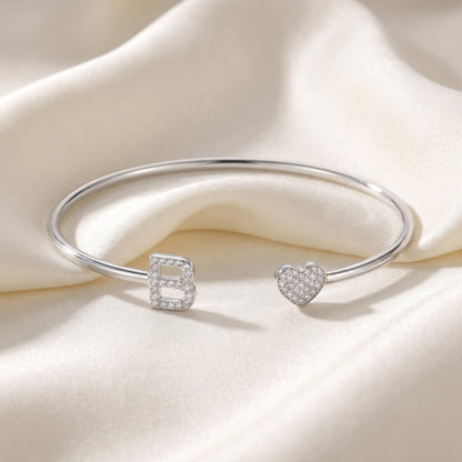 Initialen armband in zilver met initiaal en hartje