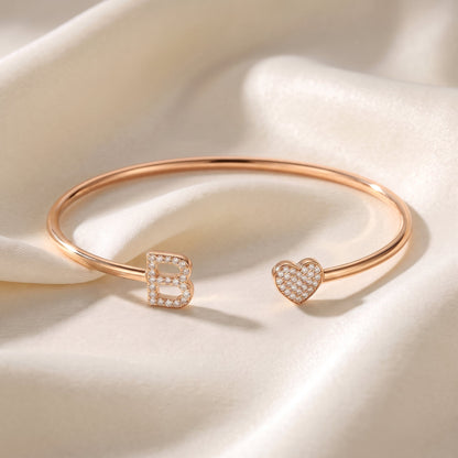Initialen armband in roségoud met initiaal en hartje