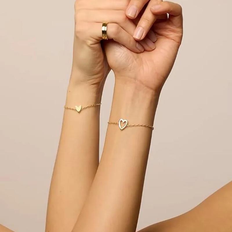 Moeder en dochter dragen bijpassende hartjes-armband