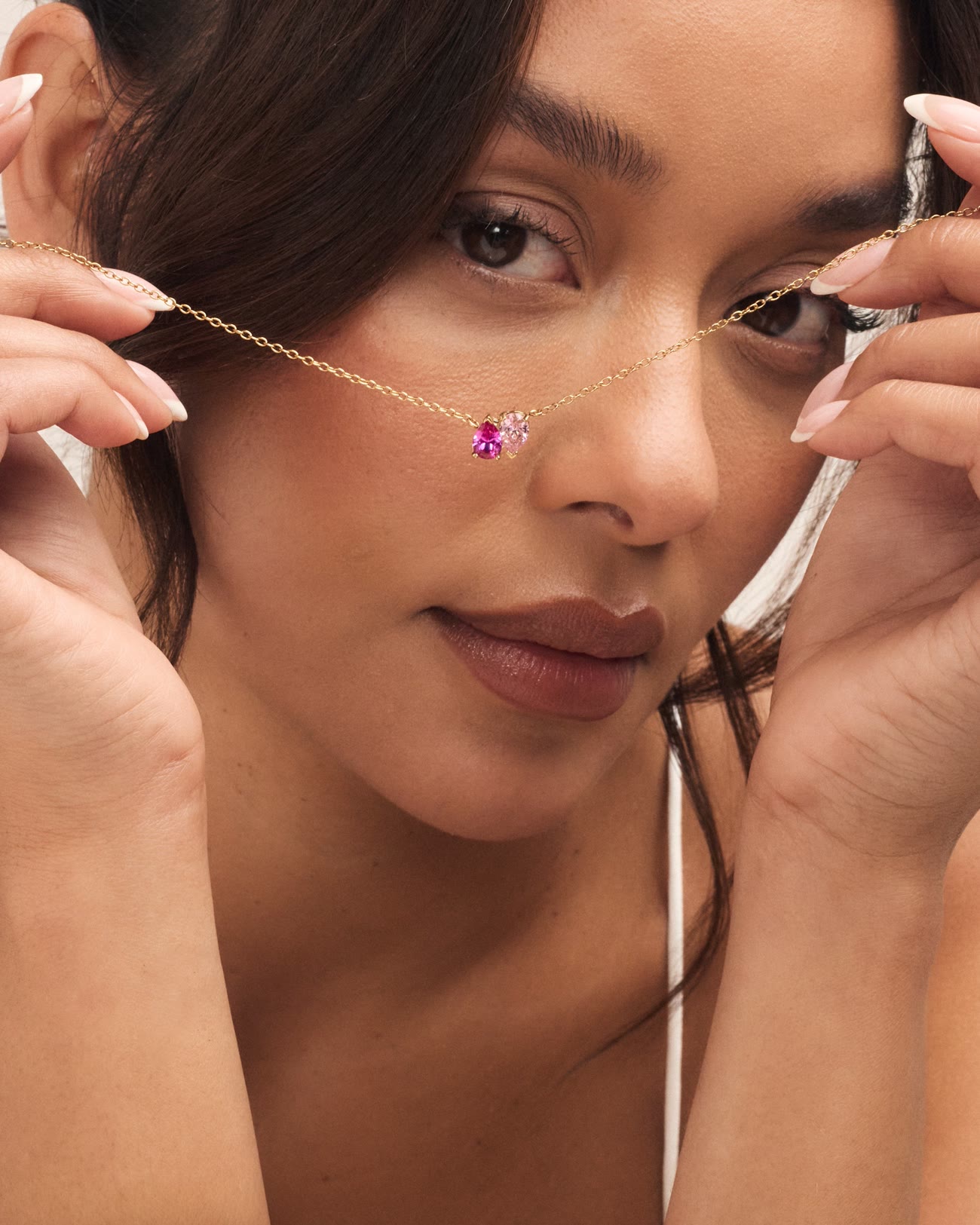 Model draagt gouden ketting