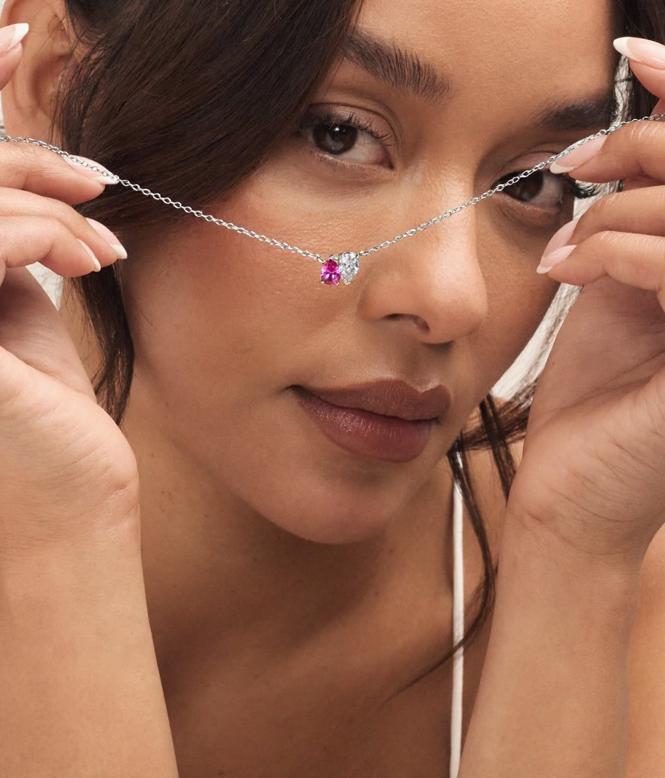 Model draagt zilveren ketting
