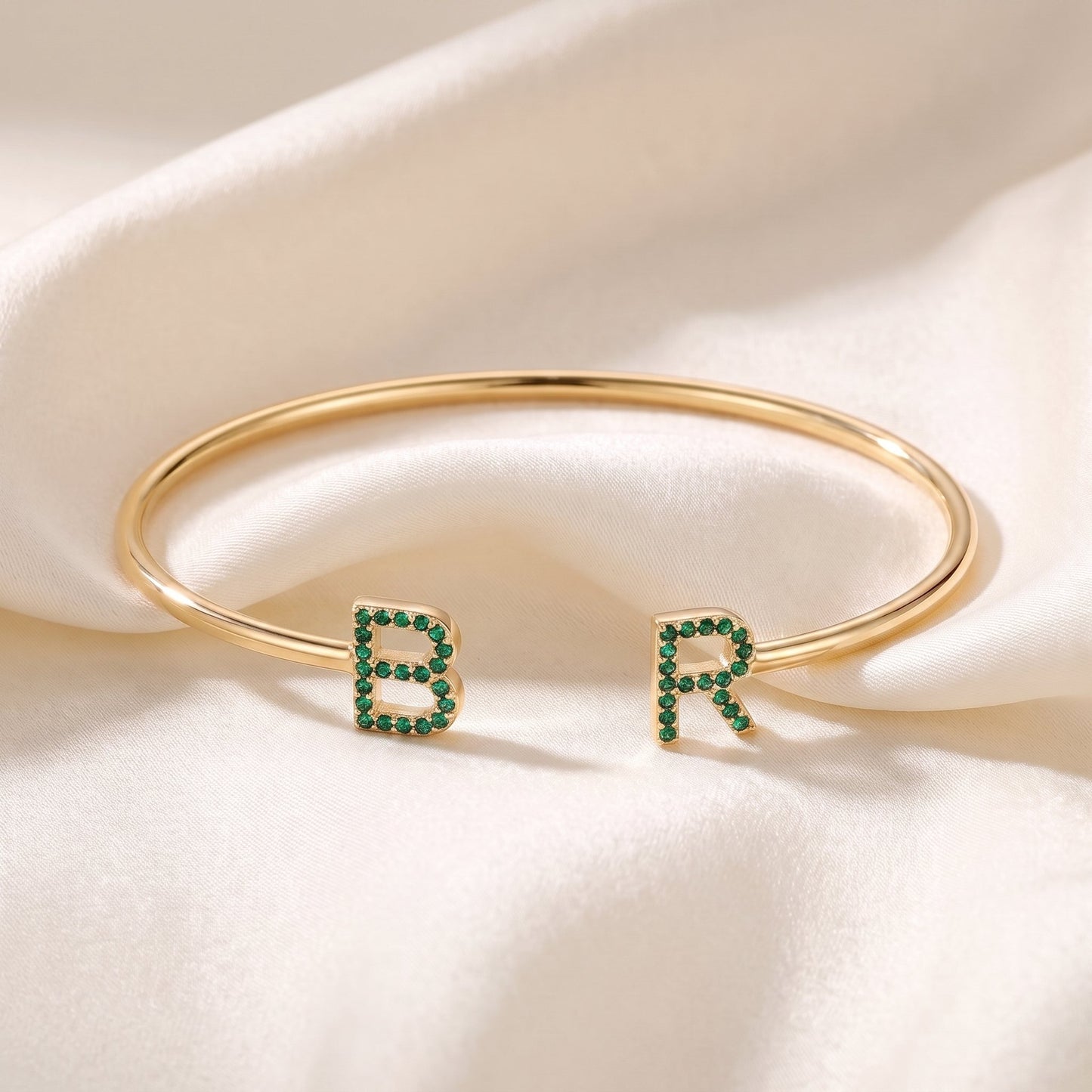 Handgemaakte Initialen Armband met twee letters in goud met groene steentjes