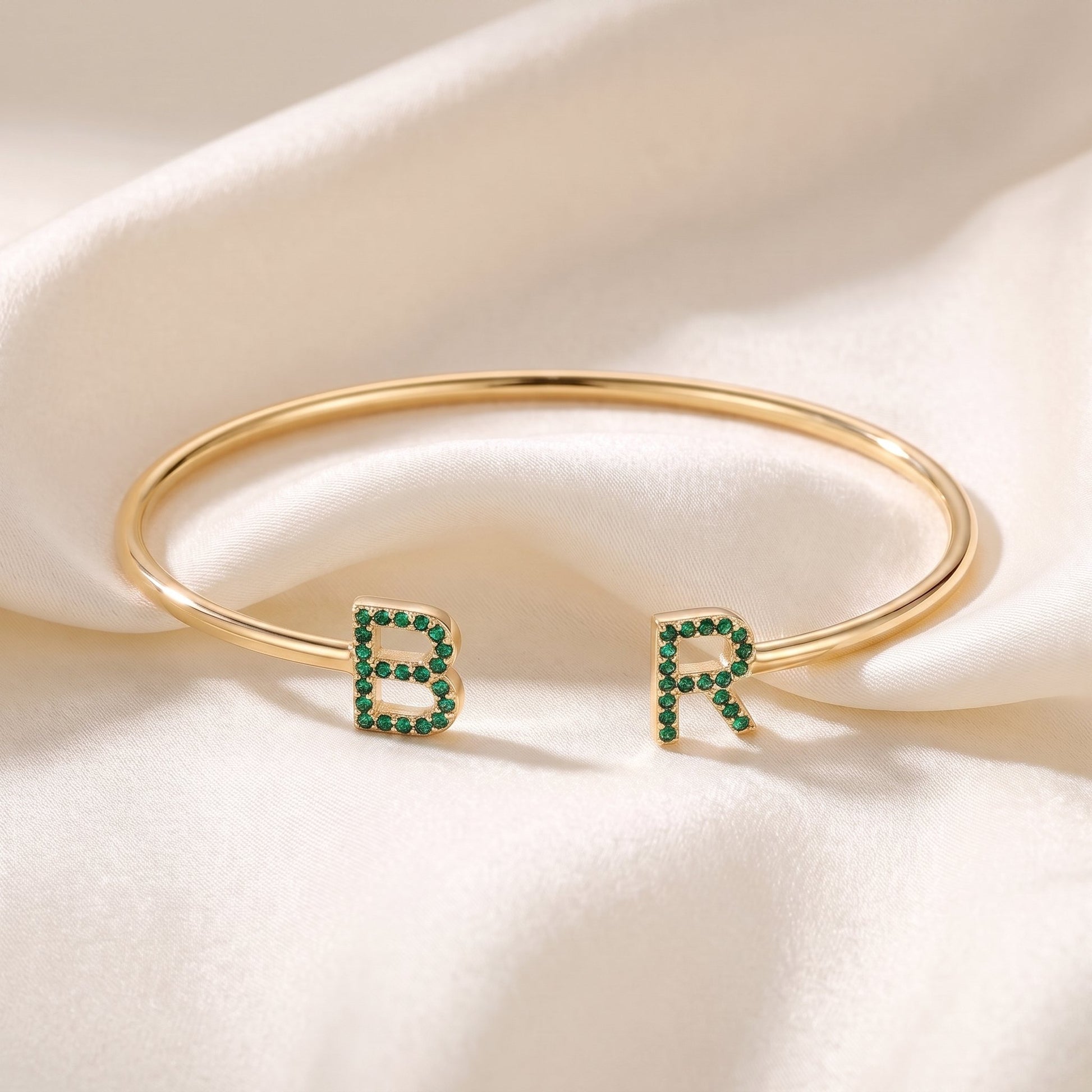 Handgemaakte Initialen Armband met twee letters in goud met groene steentjes