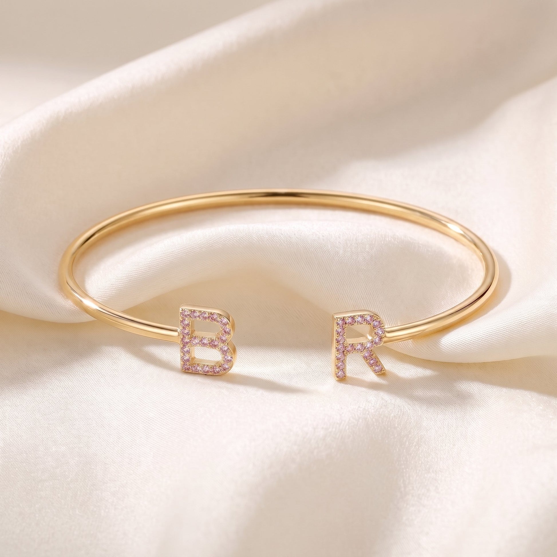 Handgemaakte Initialen Armband met twee letters in goud met roze steentjes