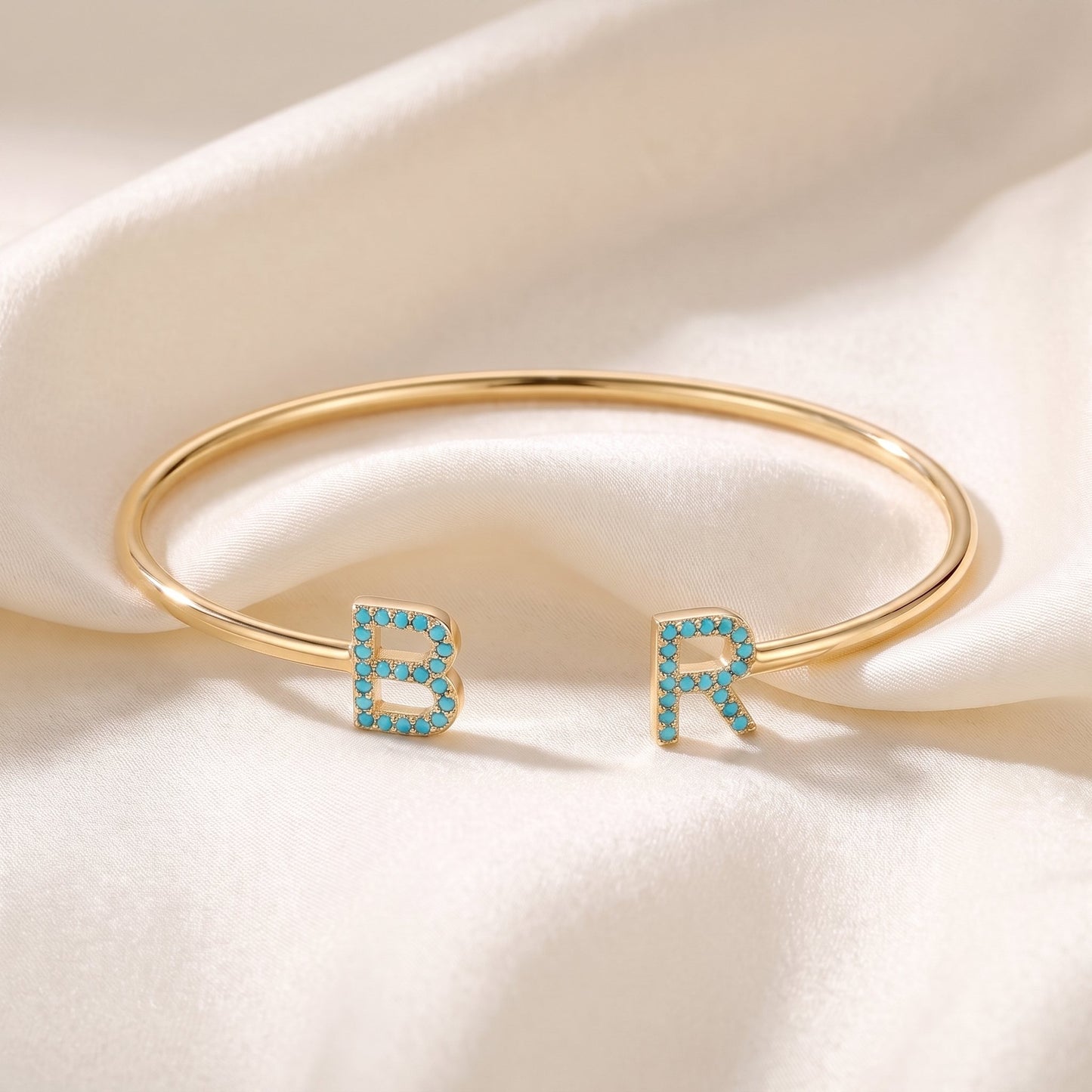 Handgemaakte Initialen Armband met twee letters in goud met turquoise steentjes