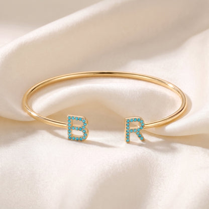 Handgemaakte Initialen Armband met twee letters in goud met turquoise steentjes