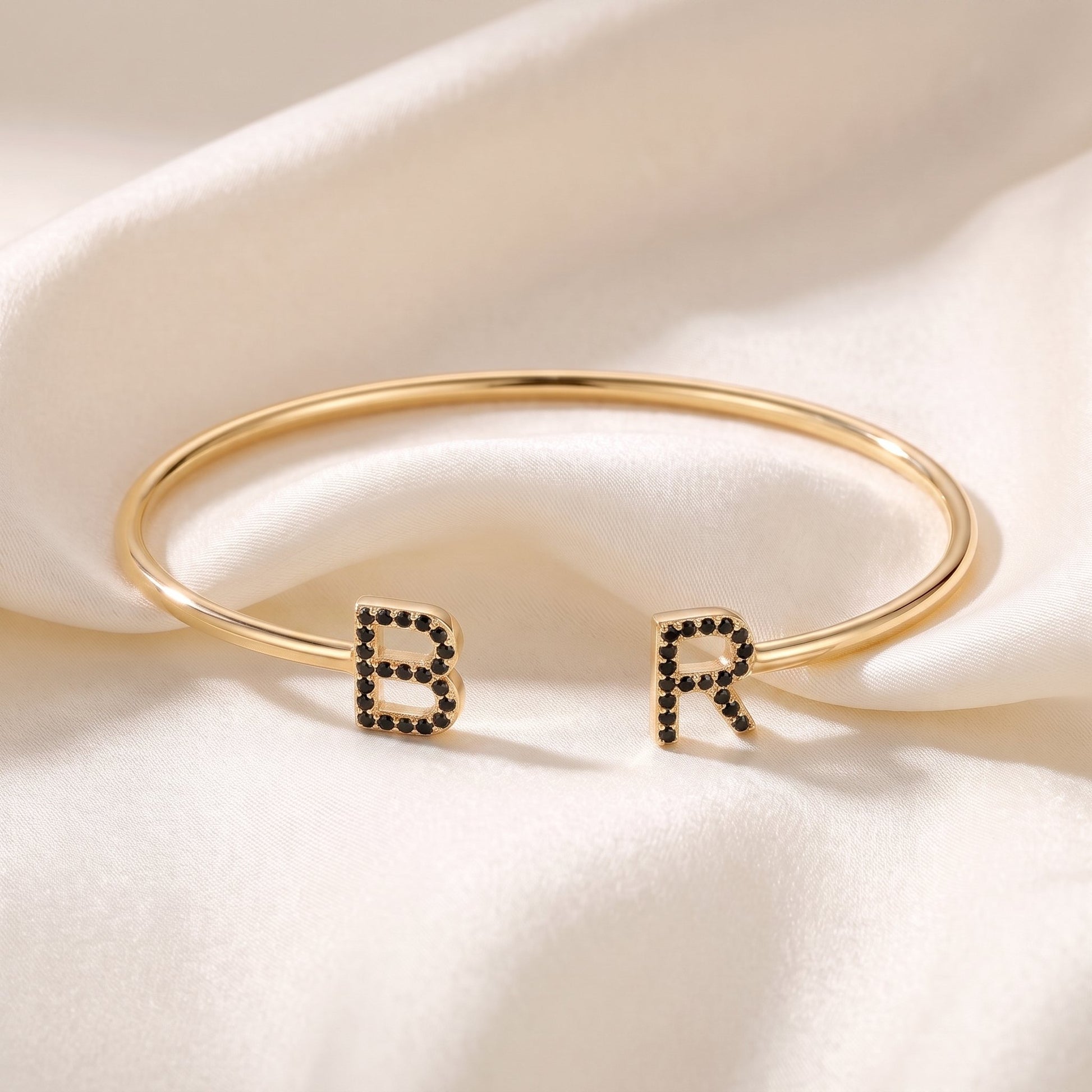 Handgemaakte Initialen Armband met twee letters in goud met zwarte steentjes