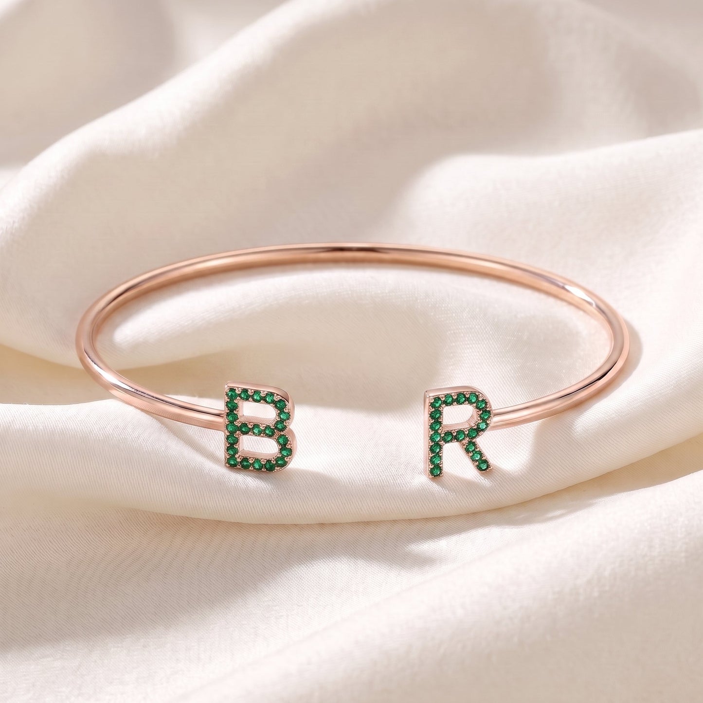 Handgemaakte Initialen Armband met twee letters in roségoud met groene steentjes
