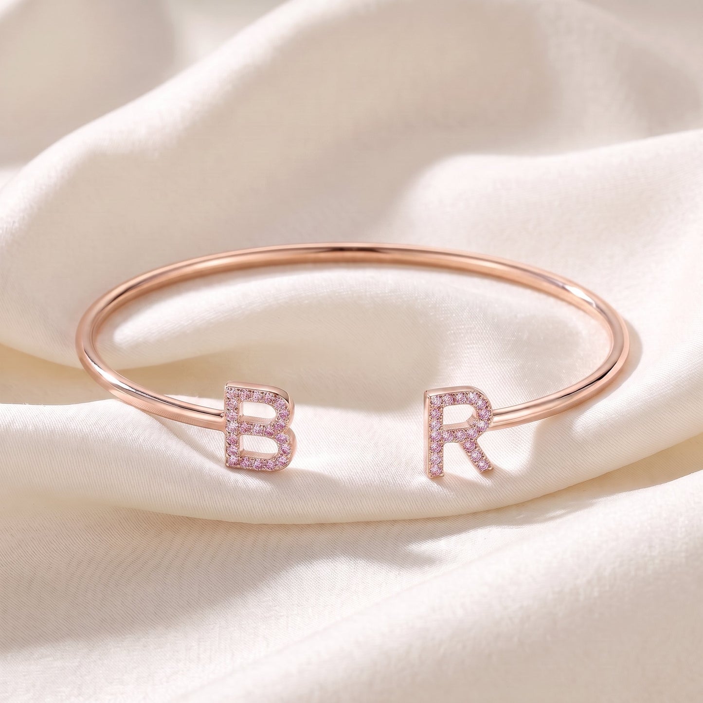 Handgemaakte Initialen Armband met twee letters in roségoud met roze steentjes