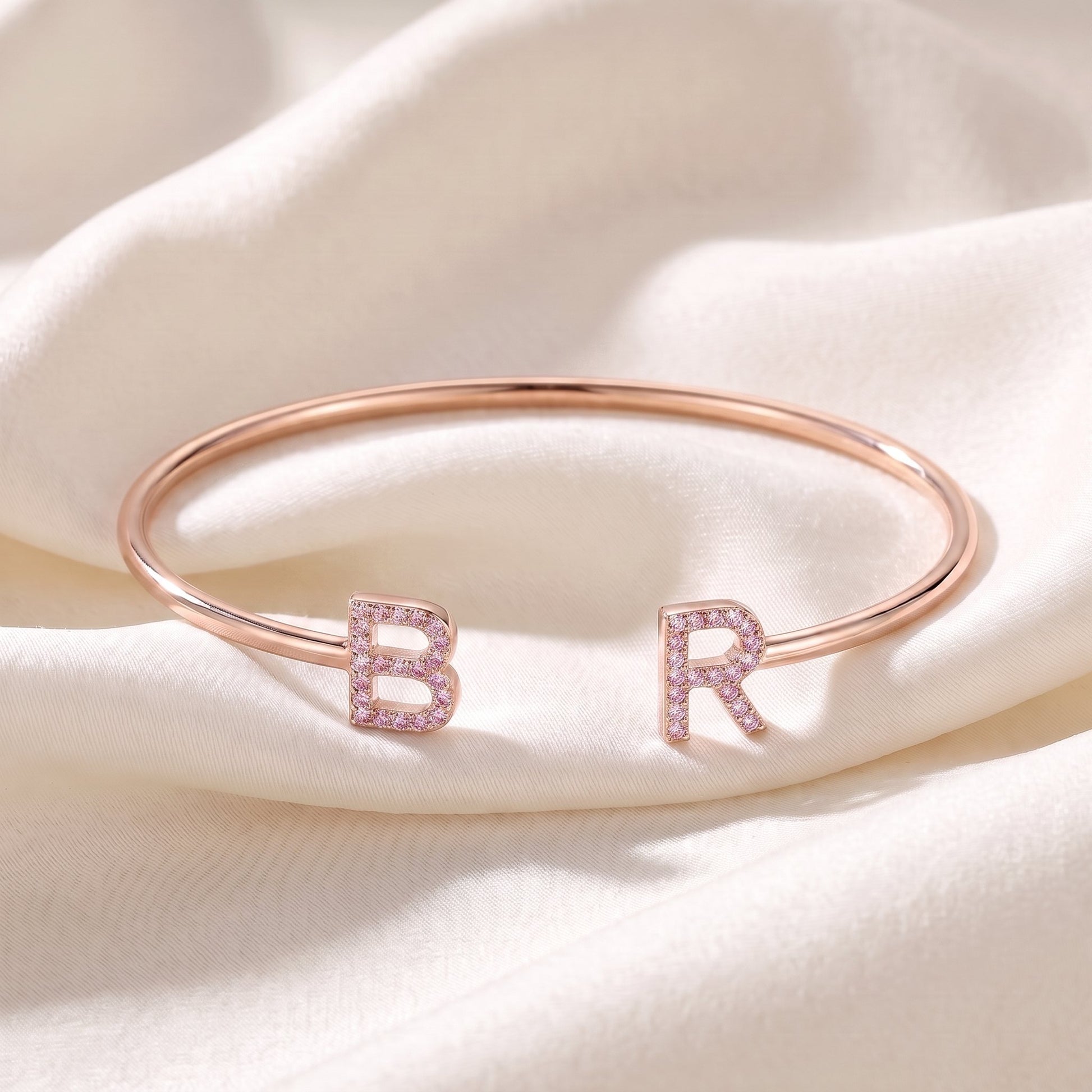 Handgemaakte Initialen Armband met twee letters in roségoud met roze steentjes