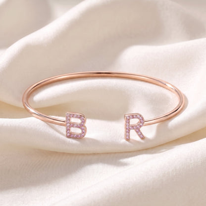 Handgemaakte Initialen Armband met twee letters in roségoud met roze steentjes