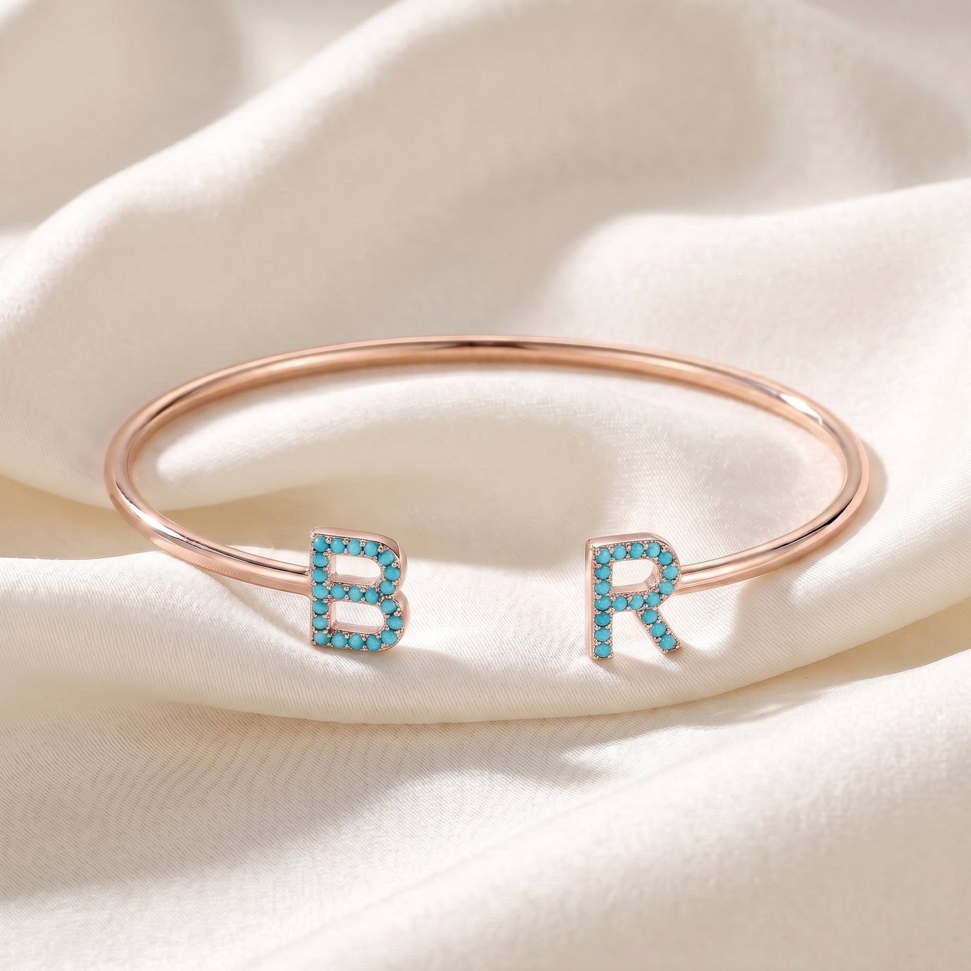 Handgemaakte Initialen Armband met twee letters in roségoud met turquoise steentjes