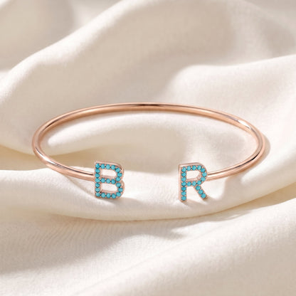 Handgemaakte Initialen Armband met twee letters in roségoud met turquoise steentjes
