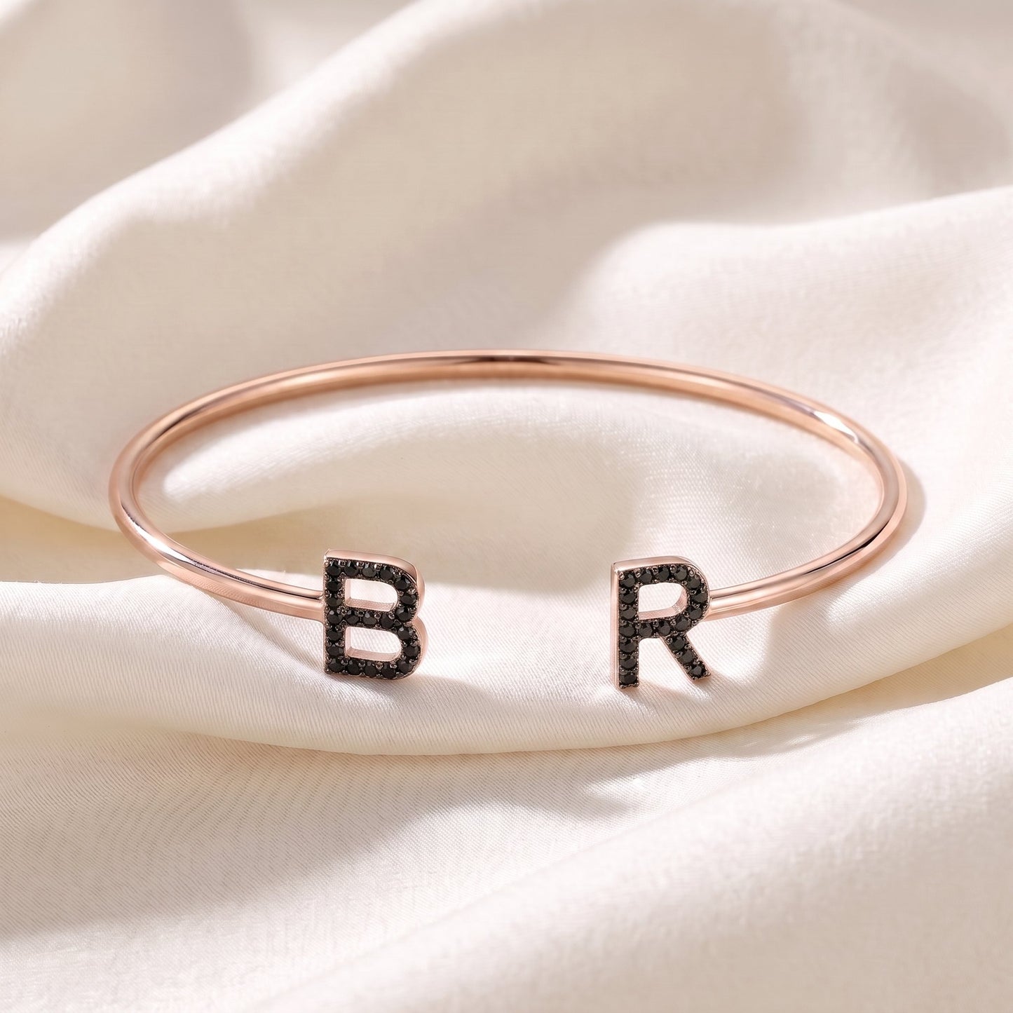 Handgemaakte Initialen Armband met twee letters in roségoud met zwarte steentjes