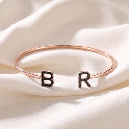 Handgemaakte Initialen Armband met twee letters in roségoud met zwarte steentjes