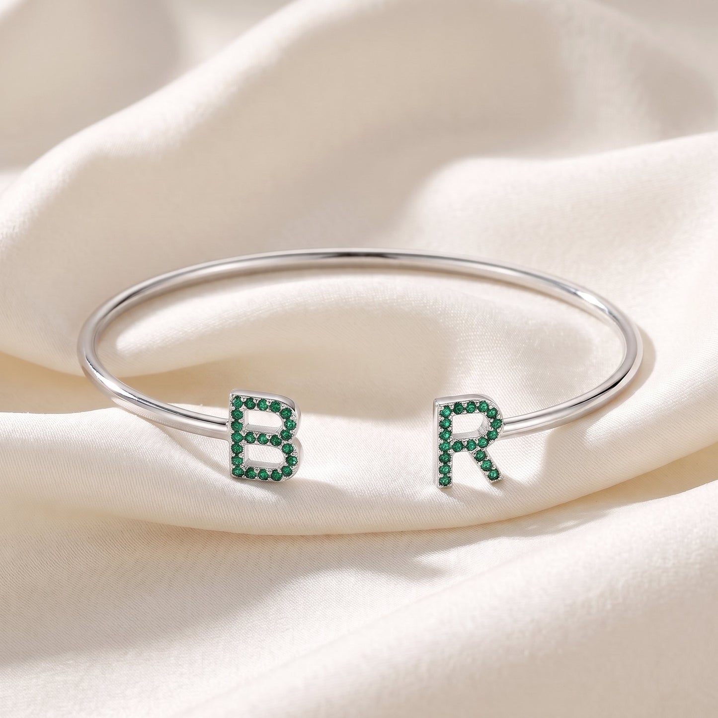 Handgemaakte Initialen Armband met twee letters in zilver met groene steentjes
