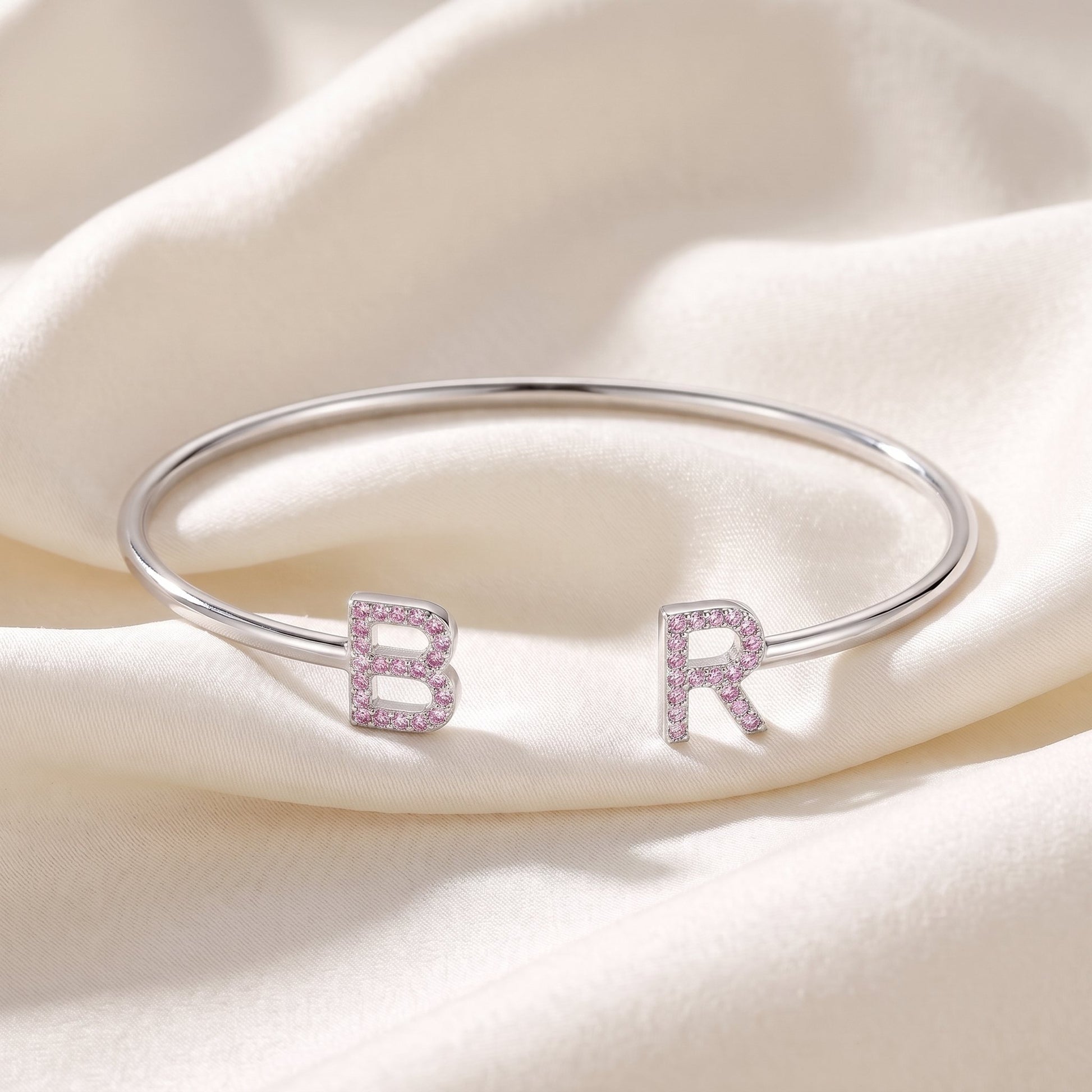 Handgemaakte Initialen Armband met twee letters in zilver met roze steentjes