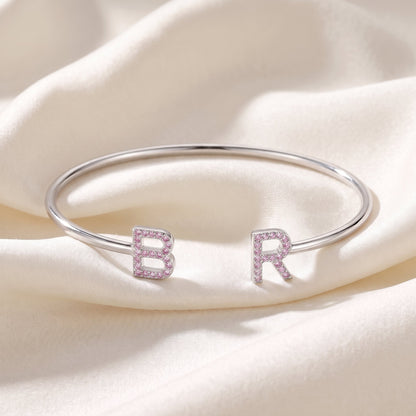 Handgemaakte Initialen Armband met twee letters in zilver met roze steentjes