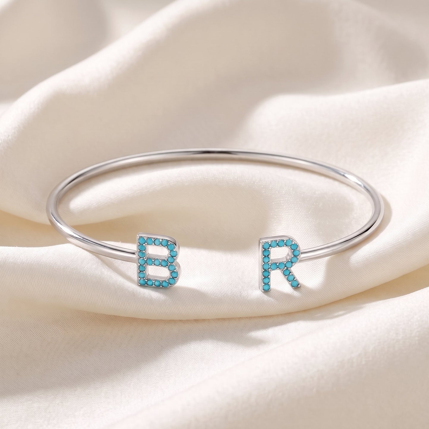 Handgemaakte Initialen Armband met twee letters in zilver met turquoise steentjes