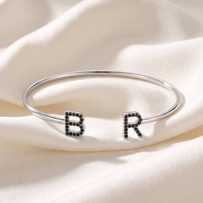 Handgemaakte Initialen Armband met twee letters in zilver met zwarte steentjes