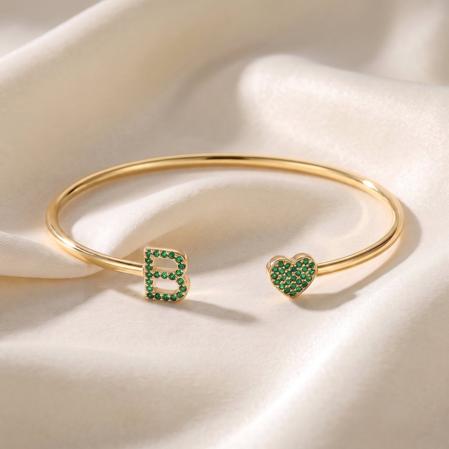 Handgemaakte Initialen Armband in goud met groene steentjes