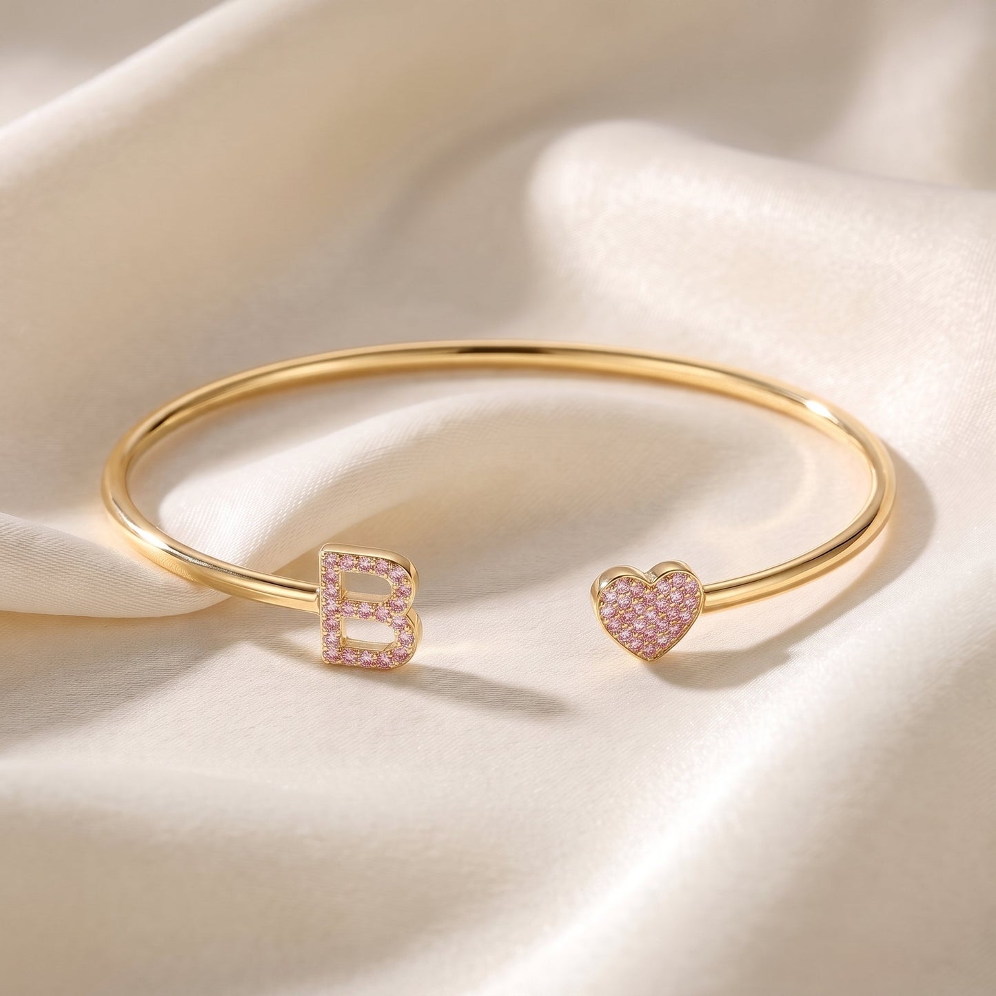 Handgemaakte Initialen Armband in goud met roze steentjes