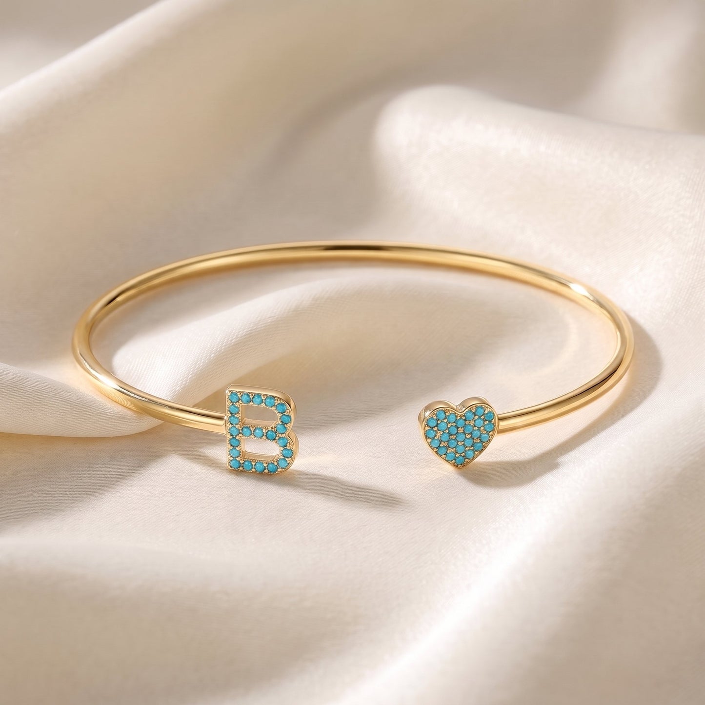 Handgemaakte Initialen Armband in goud met turquoise steentjes