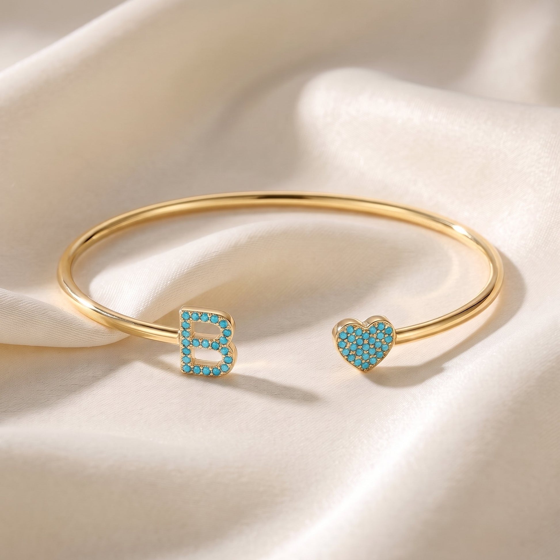 Handgemaakte Initialen Armband in goud met turquoise steentjes