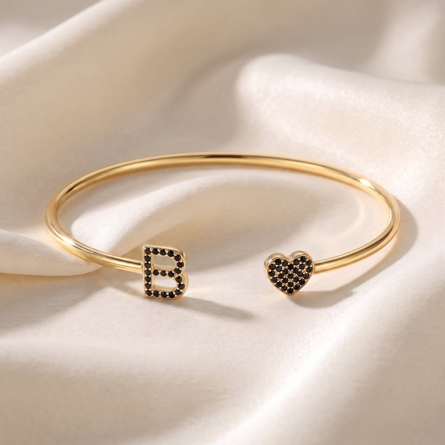 Handgemaakte Initialen Armband in goud met zwarte steentjes