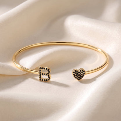 Handgemaakte Initialen Armband in goud met zwarte steentjes