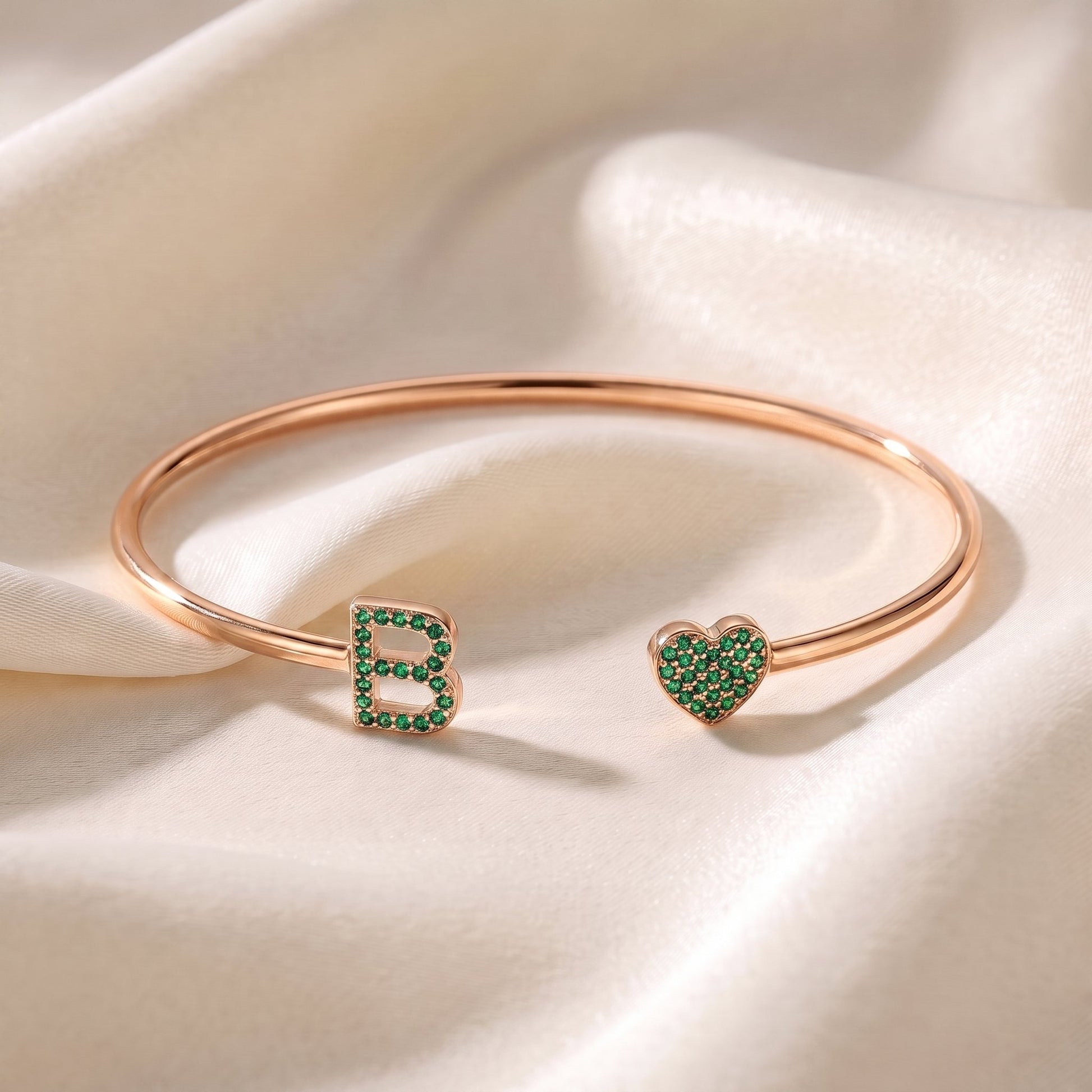 Handgemaakte Initialen Armband in roségoud met groene steentjes